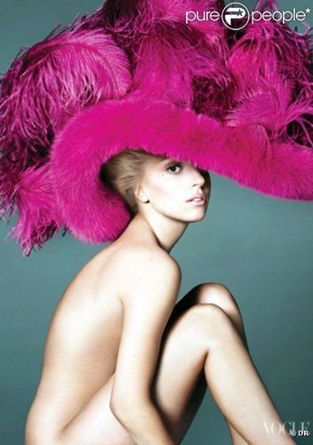 Леди Гага дахиад л нүцгэлэв